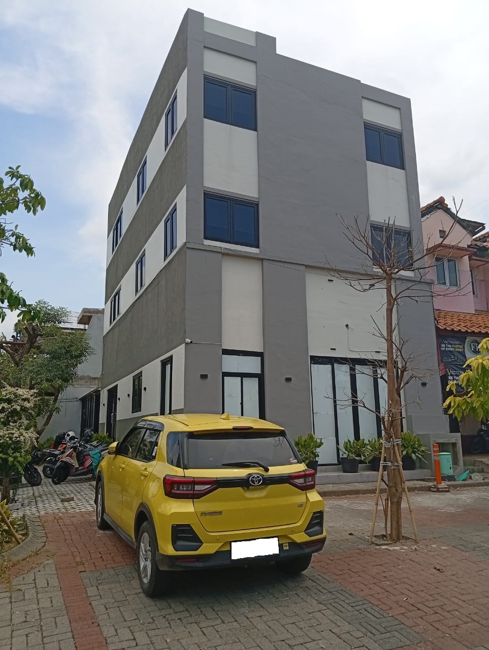 Gedung AGS 2 - plat blur